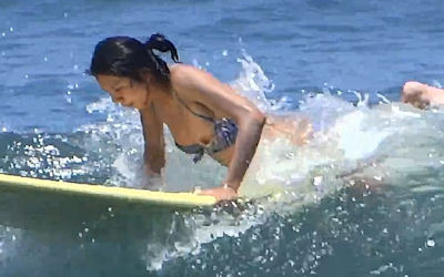 水着女性のエロ乳首ハプニング画像まとめ ④
