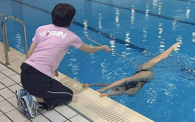 水着で水泳帽（スイムキャップ）を被るエロ画像 ④