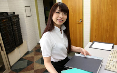 OLの笑顔が素敵な営業スマイルのエロ画像 ①