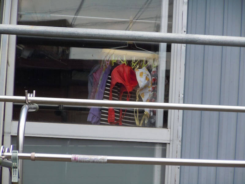 窓際の部屋干し下着が窓越しに盗撮された画像