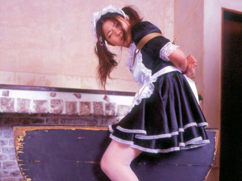 メイドを緊縛拘束するSM調教のエロ画像