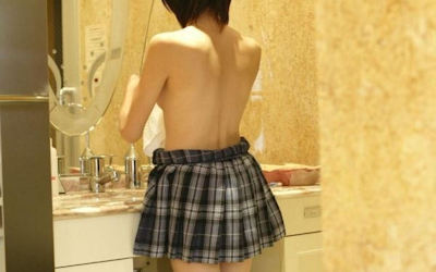 上半身裸で半裸な背中のエロ画像 ①