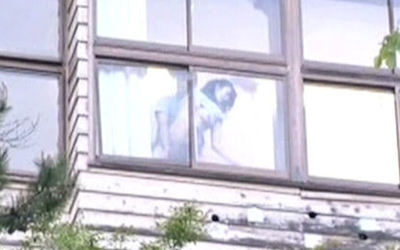 窓際セックスを窓越しに覗き見る盗撮画像 ④