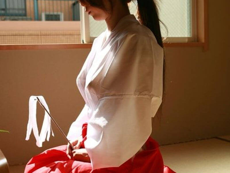 乳首が透けるシースルー巫女さんのエロ画像