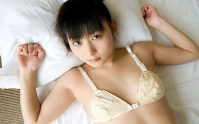 フロントホックブラな下着美女のエロ画像 ②