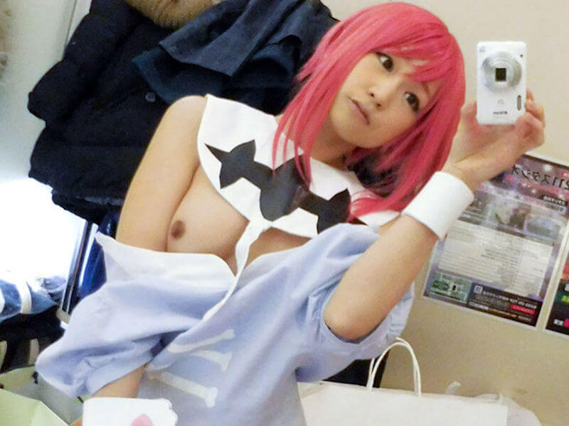 コスプレイヤーのおっぱいモロ出しエロ画像