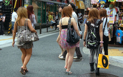 私服が薄着な街撮りギャルのエロ画像 ④