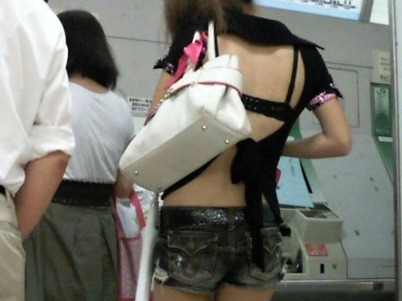 私服が薄着な街撮りギャルのエロ画像