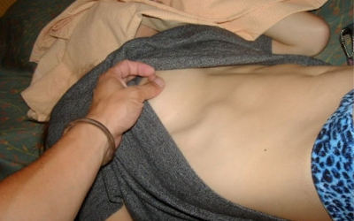 熟睡・泥酔女性の乳首悪戯エロ画像 ②