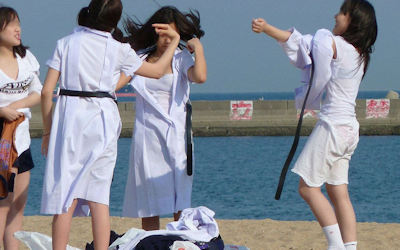 現場で勃起する野外着替えのエロ画像 ④