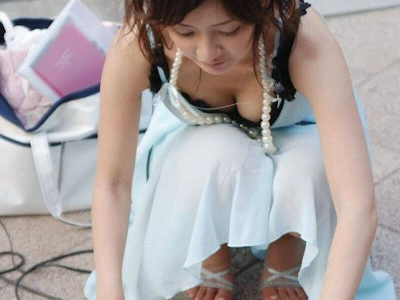 巨乳素人の街中胸チラまとめ