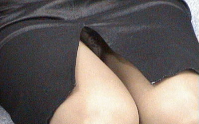 スリットスカートをはくOLパンチラ画像 ①