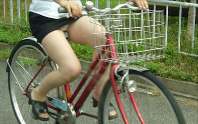 漕いでる自転車パンチラ画像まとめ ①