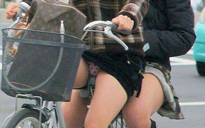 漕いでる自転車パンチラ画像まとめ ②
