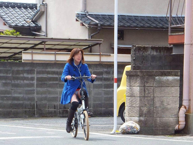漕いでる自転車パンチラ画像まとめ