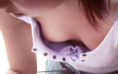 すぐ乳首ポロリする貧乳の浮きブラ胸チラまとめ ③