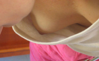 外国人が前屈みで乳首まで見えてる胸チラ画像 ②