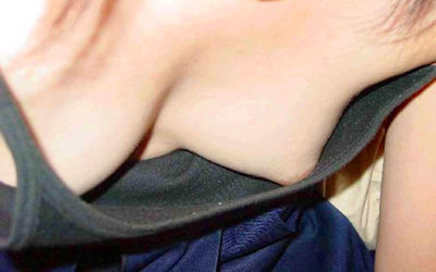乳首が見えそうで見えないノーブラ胸チラ ④