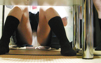 机の下ではパンチラし過ぎな女性達のエロ画像 ②