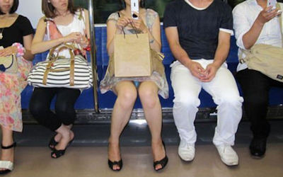 運がいい電車パンチラエロ画像 ②