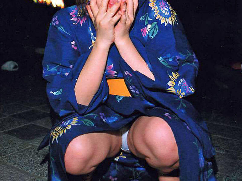 夏祭りパンチラ（浴衣女子多数）のエロ画像