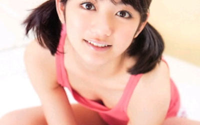 胡坐美女の胸チラ・谷間エロ画像 ④