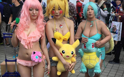 コミケ会場で水着になるビキニコスプレイヤー画像 ③