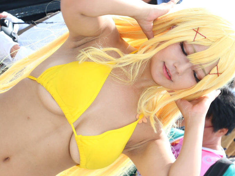 コミケ会場で水着になるビキニコスプレイヤー画像