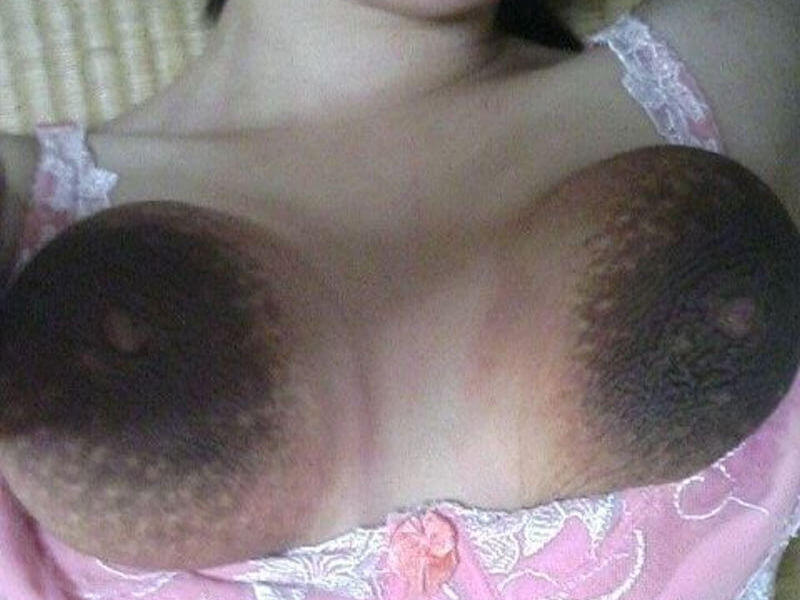 黒乳首という残念乳首のエロ画像