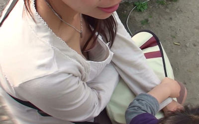 動きのある胸チラ連写（連続撮影）のエロ画像 ④