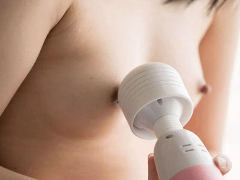 乳首が刺激されるおっぱい電マのエロ画像