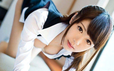 美人OLの胸チラ谷間が癒しになるエロ画像 ②