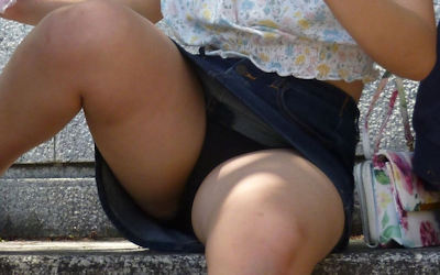 パンチラ連射！パンツチラリの連続撮影画像 ②