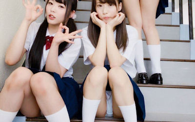 両手で頬杖をつくぶりっ子パンチラのエロ画像 ①