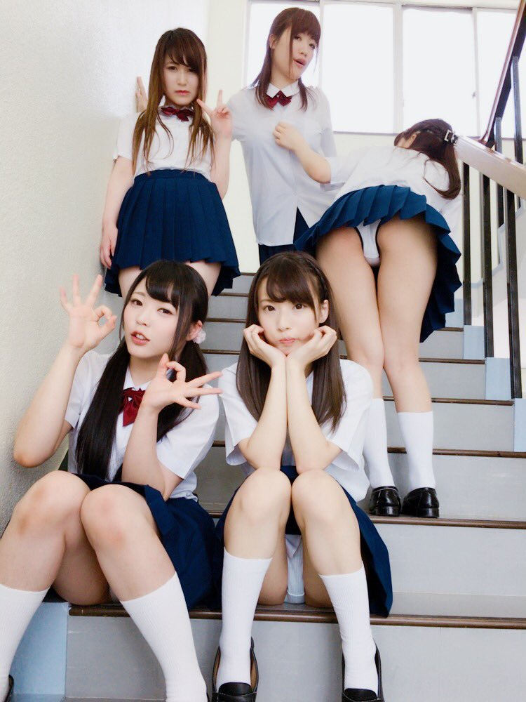 頬杖 ぶりっ子 座り パンチラ エロ画像【18】