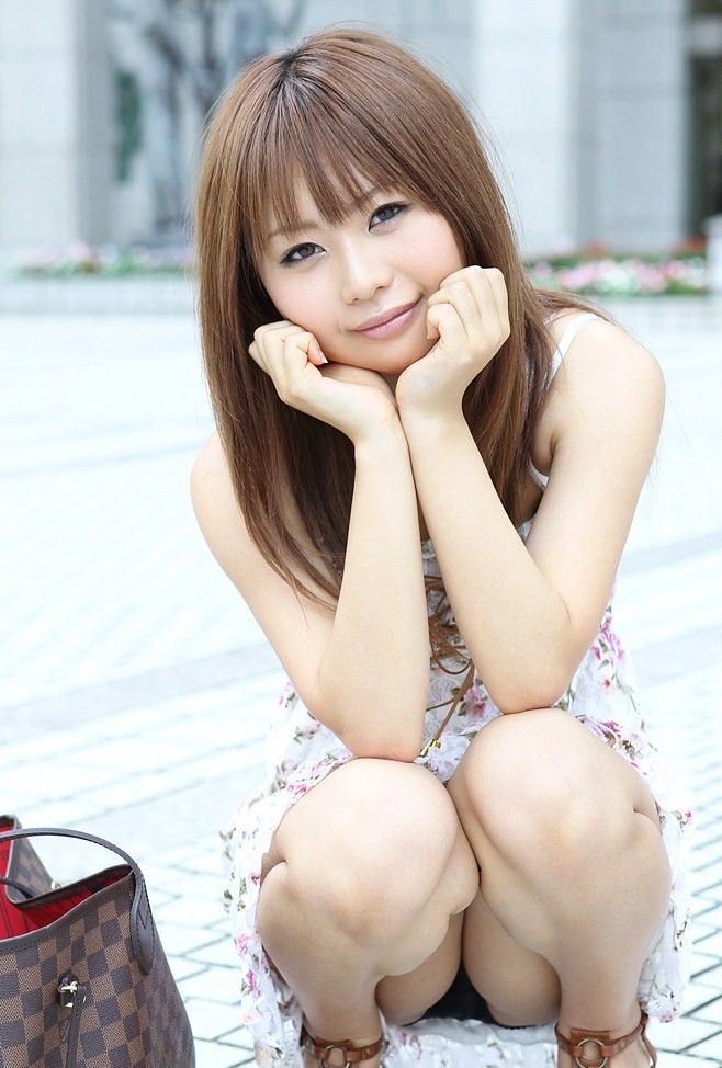 頬杖 ぶりっ子 しゃがみ パンチラ エロ画像【22】