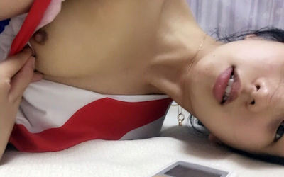 服の中から乳首ポロリする女性達のエロ画像 ④