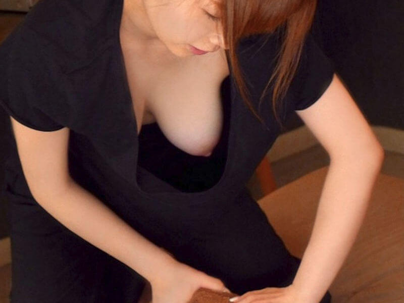 女子の胸チラに男子胸熱なエロ画像