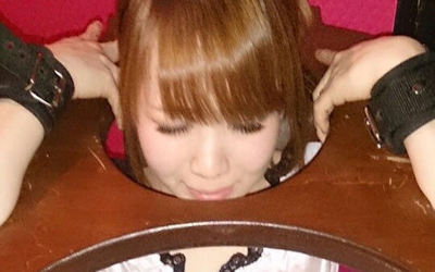 三穴ギロチン板で手枷首枷の拘束エロ画像 ④