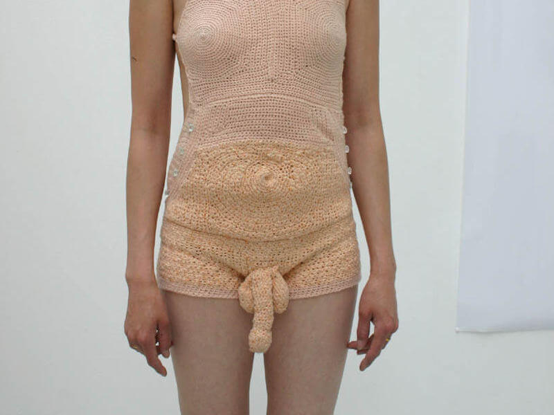 洋服が過激な変態ファッションのエロ画像