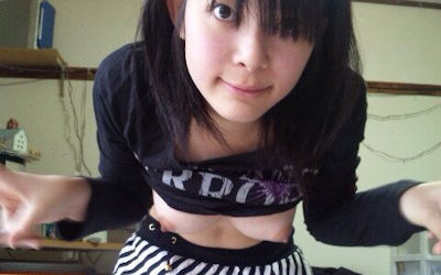 たくし上げおっぱいの家庭内素人撮りエロ画像 ①