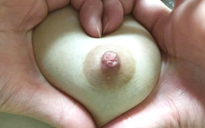 おっぱいハート自撮りの乳首乳輪ハミ出し画像 ①