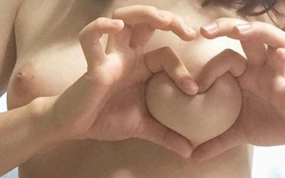 おっぱいハート自撮りの乳首乳輪ハミ出し画像 ③