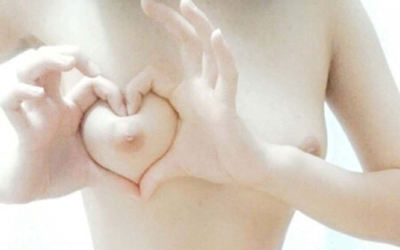 おっぱいハート自撮りの乳首乳輪ハミ出し画像 ④