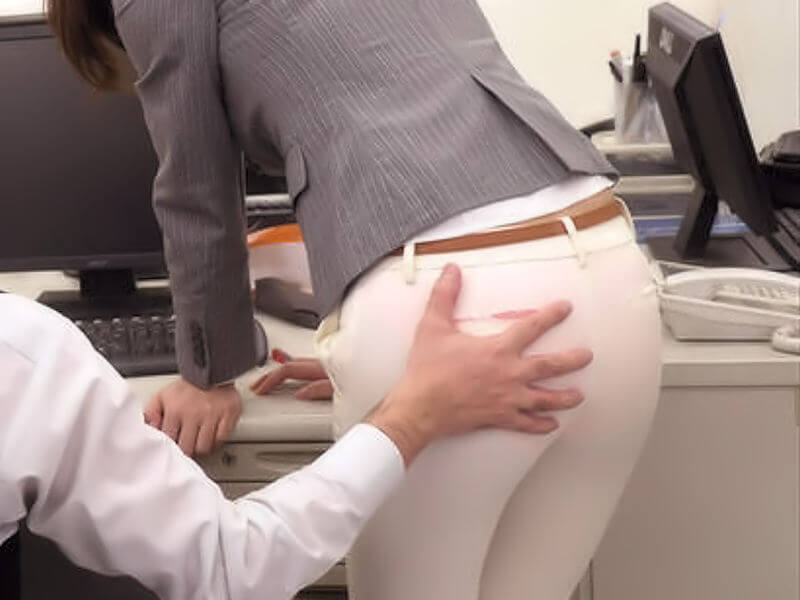パンツスーツコーデのOLエロ画像