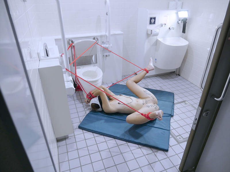 公衆便所で全裸露出したトイレヌード画像
