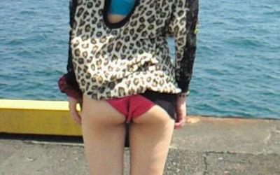 お尻ハプニング！スカート捲り上がりの尻チラ画像 ②