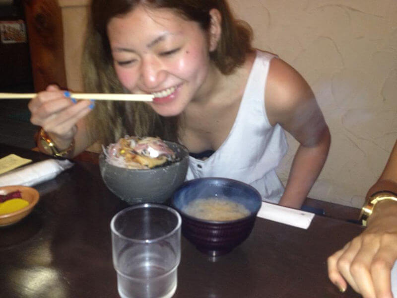 食事中の胸チラはインスタ映えするエロ画像