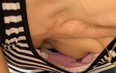 タンクトップで胸チラする薄着女子のエロ画像 ③
