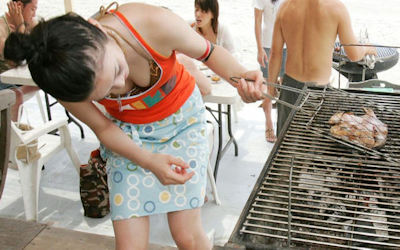 リア充の夏休み、バーベキューやキャンプの胸チラ画像 ①